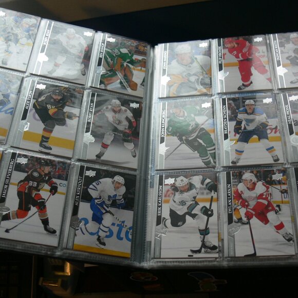 250+ HOCKEY CARDS IN 14 PAGE POCKET SLEEVE ALBUM. - Picture 2 of 2